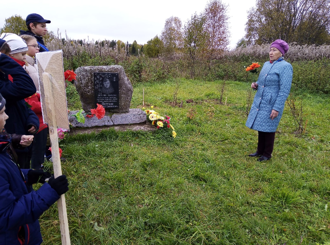 Аллея памяти у памятного знака в д. Михалево Аллея памяти у памятного знака в д. Михалево